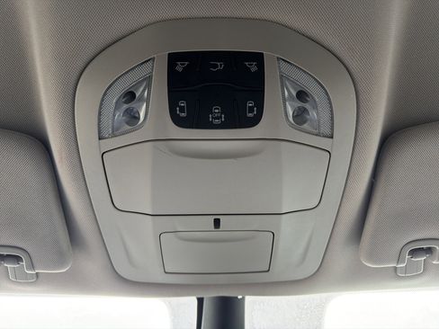 Used 2024 Chrysler Pacifica Touring-L image 18