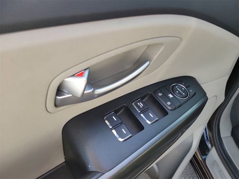 Used 2019 Kia Sedona EX image 18