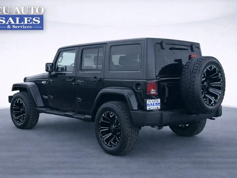 Used 2018 Jeep Wrangler Unlimited Sahara w/ Connectivity Group image 5