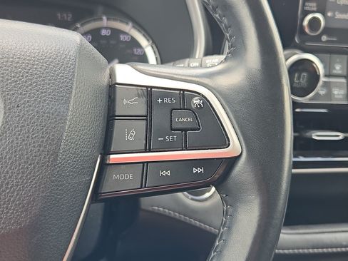 Used 2022 Toyota Highlander XLE FWD image 17