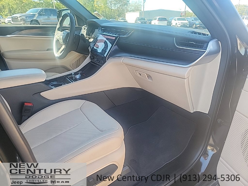 Used 2025 Jeep Grand Cherokee Limited w/ Luxury Tech Group II AWD/4WD image 22