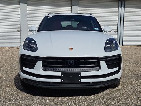 Certified 2025 Porsche Macan image 10