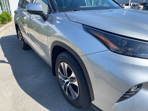 Used 2024 Toyota Highlander XLE AWD/4WD image 23