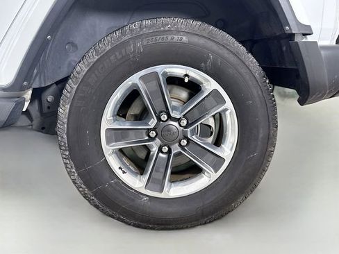 Used 2022 Jeep Wrangler Unlimited Sahara AWD/4WD image 29
