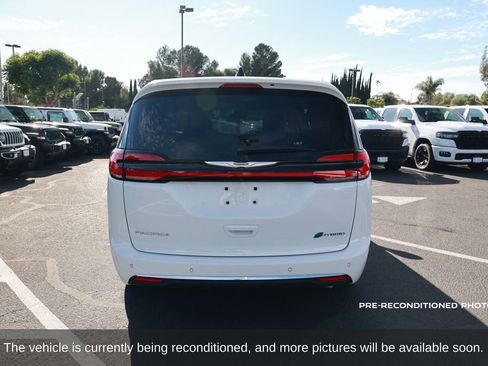 Used 2023 Chrysler Pacifica Touring-L w/ Uconnect Theater Family Group image 4