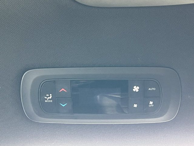 Used 2025 Chrysler Pacifica Select FWD image 36