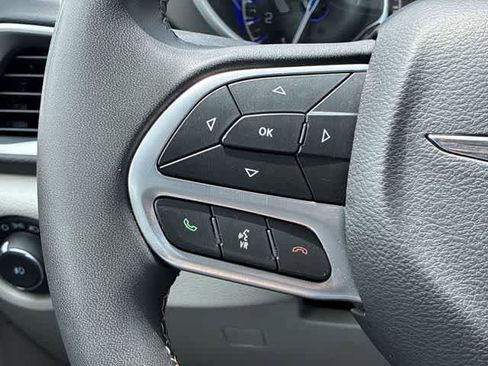 Used 2023 Chrysler Pacifica Touring-L FWD image 28