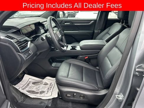 Used 2025 GMC Acadia Elevation w/ Elevation Premium Package FWD image 2