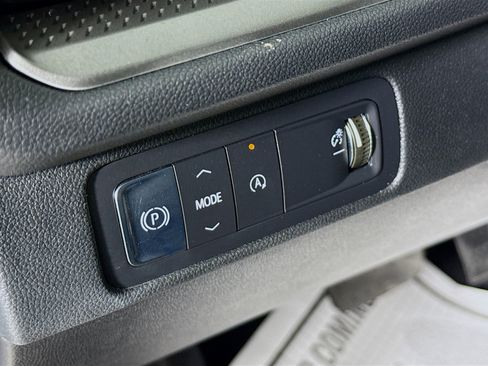 Used 2025 Chevrolet Traverse LT FWD image 9