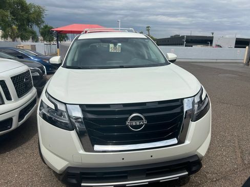 Used 2023 Nissan Pathfinder SL FWD image 11