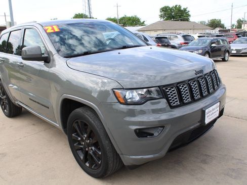 Used 2021 Jeep Grand Cherokee Laredo X AWD/4WD image 2