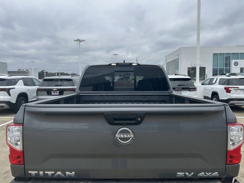 Used 2023 Nissan Titan SV image 9
