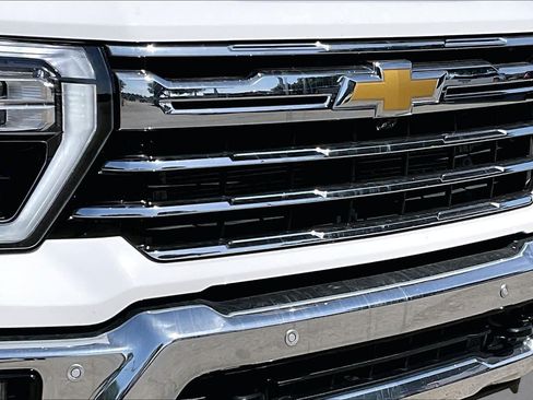 Used 2025 Chevrolet Silverado 2500 LTZ w/ LTZ Premium Package AWD/4WD image 27