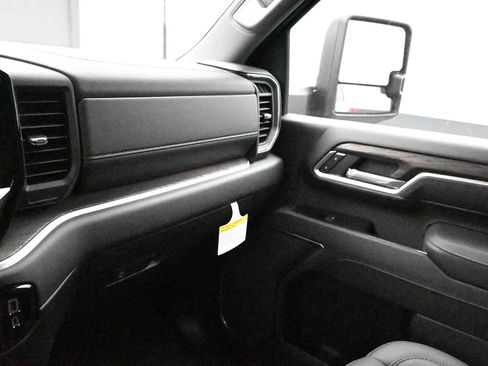 New 2026 GMC Sierra 2500 SLT AWD/4WD image 17