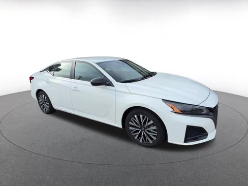 Used 2026 Nissan Altima 2.5 SV FWD image 2