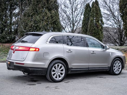 Used 2018 Lincoln MKT AWD image 5
