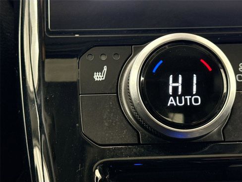 Used 2025 Toyota Highlander XLE image 8