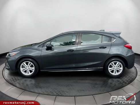 Used 2018 Chevrolet Cruze LT w/ Convenience Package FWD image 2