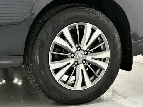 Used 2020 Nissan Pathfinder SV image 40