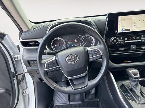 Used 2024 Toyota Highlander XLE AWD/4WD image 12