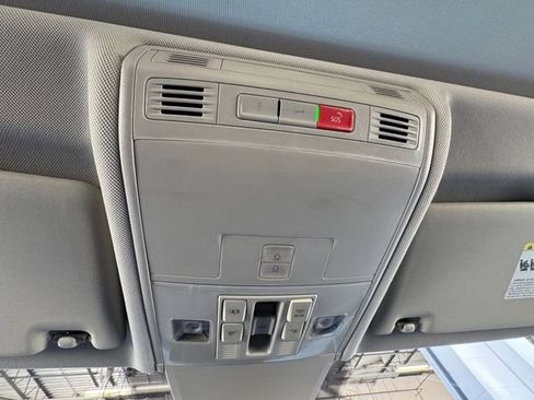 Used 2024 Volkswagen Tiguan SE image 25