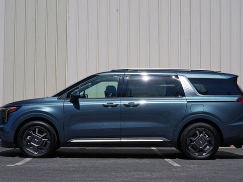 Used 2025 Kia Carnival SX FWD image 9