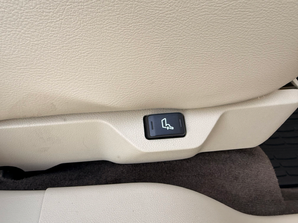 Used 2018 Lincoln MKT AWD image 30