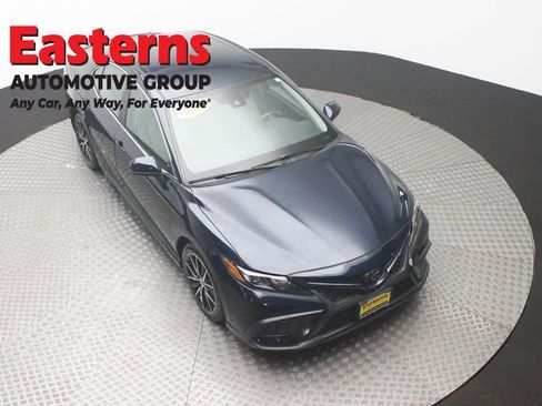 Used 2021 Toyota Camry SE image 3