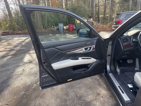 Used 2018 INFINITI Q70 Luxe w/ Sport Package image 8