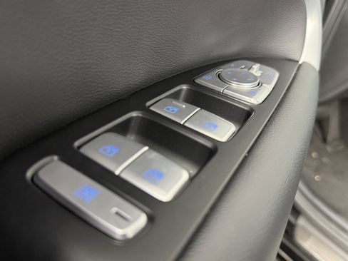 Used 2025 Genesis G70 2.5T image 14