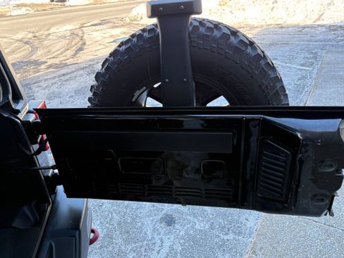 Used 2016 Jeep Wrangler Unlimited Rubicon image 18