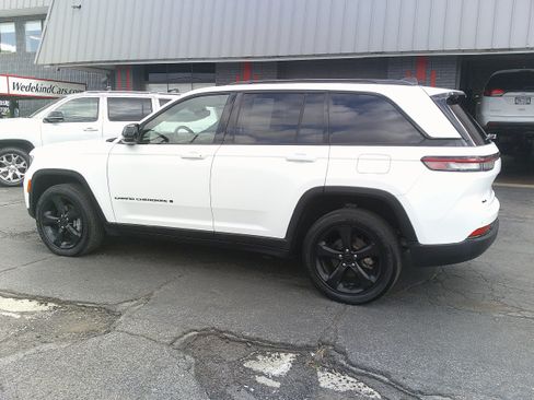 Used 2023 Jeep Grand Cherokee Altitude AWD/4WD image 11