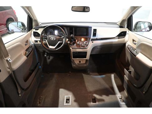 Used 2017 Toyota Sienna XLE FWD image 22