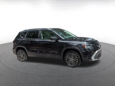 Used 2025 Volkswagen Taos SE FWD image 2