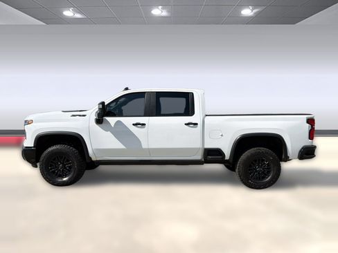 Used 2025 Chevrolet Silverado 2500 ZR2 w/ Technology Package AWD/4WD image 2