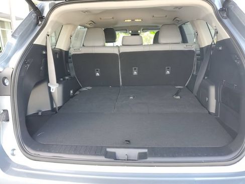 Used 2024 Toyota Highlander XLE FWD image 6