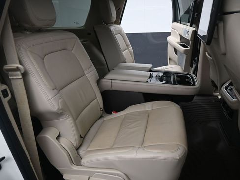 Used 2021 Lincoln Navigator L Reserve w/ Luxury Package image 18