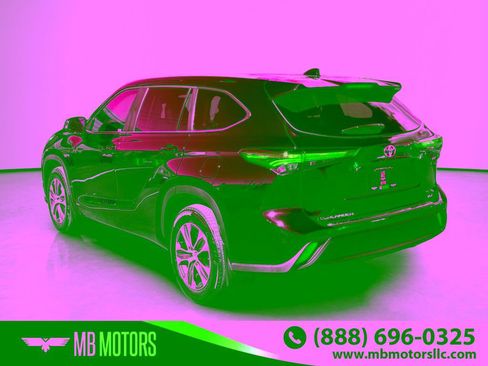 Used 2024 Toyota Highlander XLE AWD/4WD image 3
