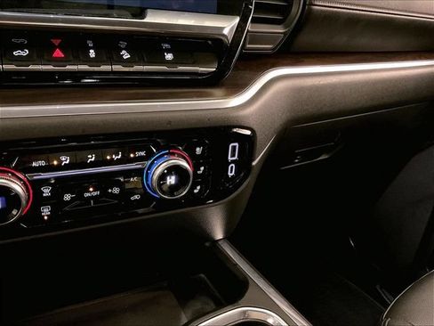Used 2022 GMC Sierra 1500 SLT w/ SLT Premium Plus Package AWD/4WD image 31