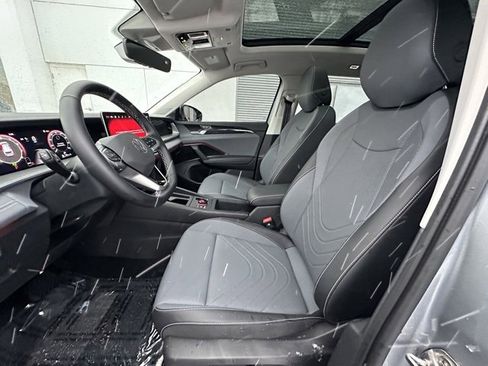 Certified 2025 Volkswagen Tiguan SE image 24