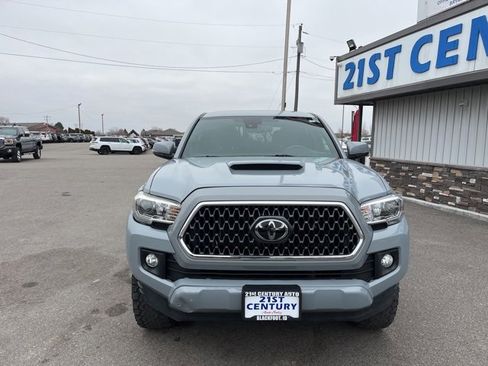 Used 2019 Toyota Tacoma TRD Sport w/ Technology Package image 4