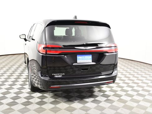 Used 2024 Chrysler Pacifica Touring-L FWD image 7