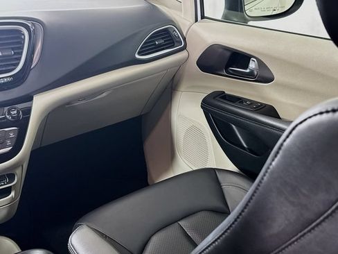 Used 2023 Chrysler Pacifica Touring-L FWD image 29
