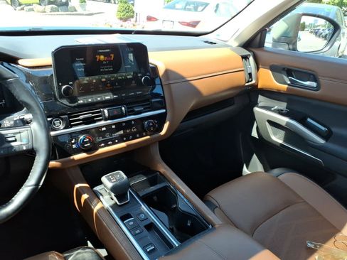 Certified 2024 Nissan Pathfinder Platinum FWD image 15