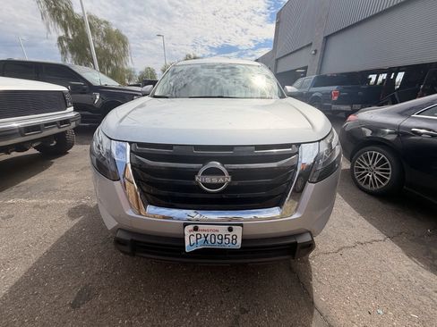 Used 2025 Nissan Pathfinder SV AWD/4WD image 2