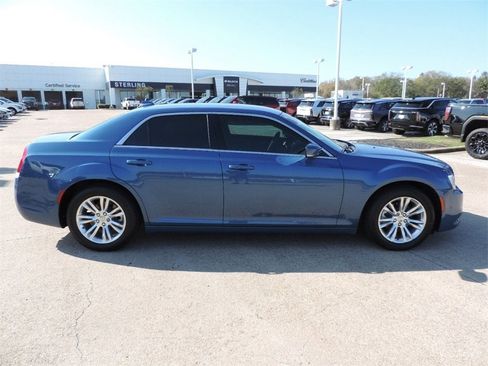Used 2021 Chrysler 300 Touring L image 4