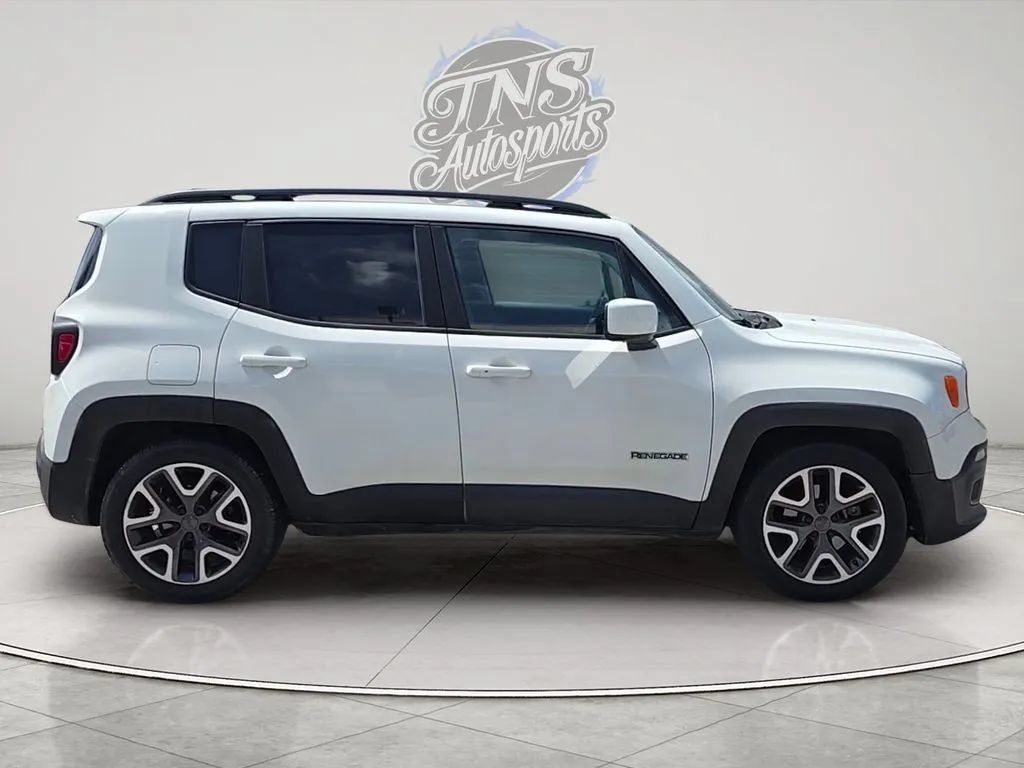 Used 2016 Jeep Renegade Latitude FWD image 4