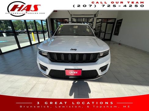 Used 2024 Jeep Grand Cherokee Altitude AWD/4WD image 9