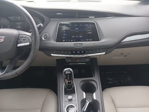 Used 2021 Cadillac XT4 Luxury w/ Cold Weather Package FWD image 3