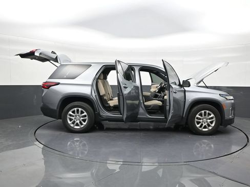 Used 2023 Chevrolet Traverse LS FWD image 29